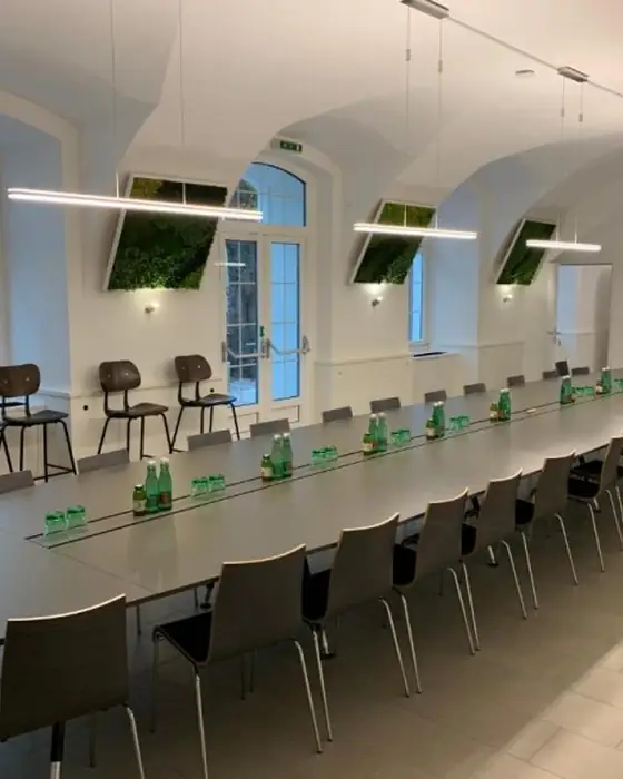 Gewölbesaal mit langer Tafel im Brauhof Wien