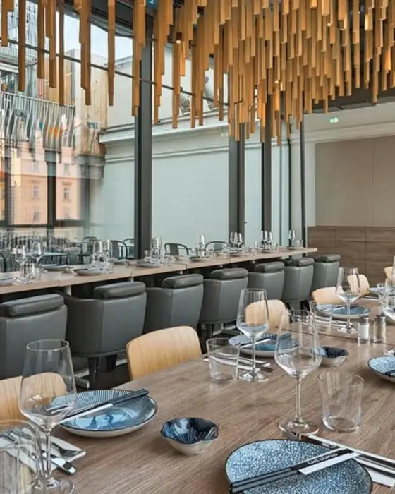 Lange gedeckte Tafel im Café Leopold im MuseumsQuartier