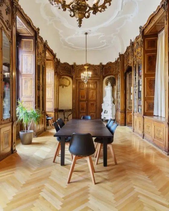 Holzvertäfelter Salon mit Kronleuchter im Palais Auersperg