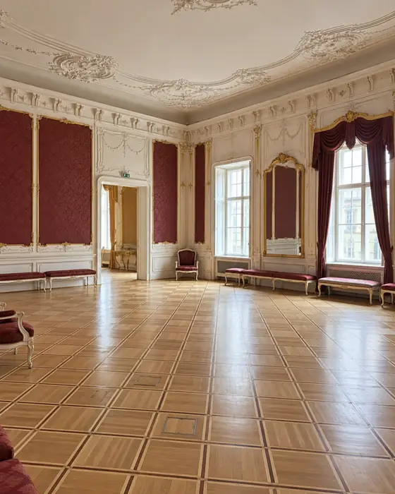 Historischer Salon mit Parkettboden im Salon Festetics