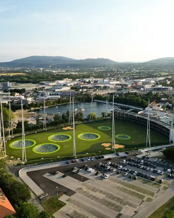 Luftaufnahme der Golf-Anlage von TOPGOLF Wien