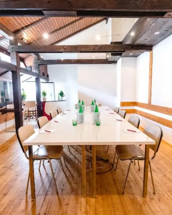 Heller Raum mit Holzbalken und Tafel im Winzerhotel Gumpoldskirchen