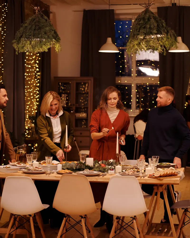 Gäste an einer festlichen Tafel mit Lichterketten